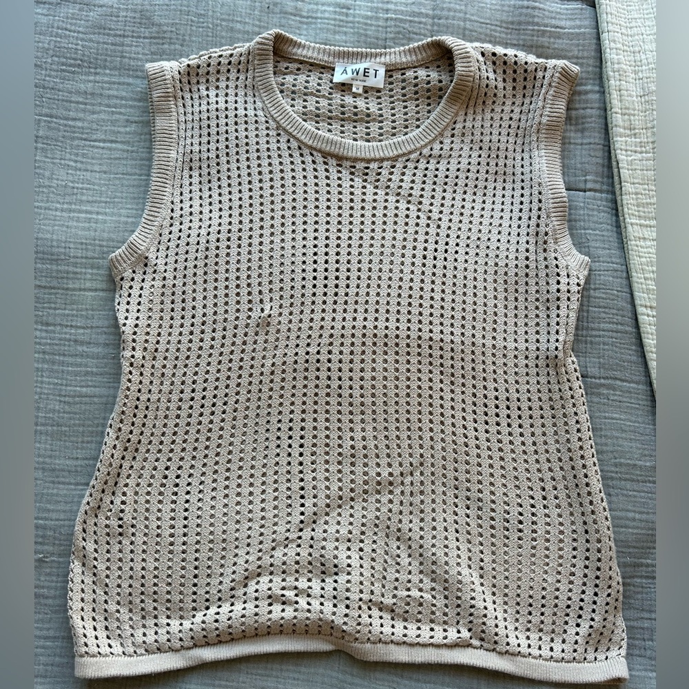 Like new men’s AWET knit top. Excellent condition fits like size M